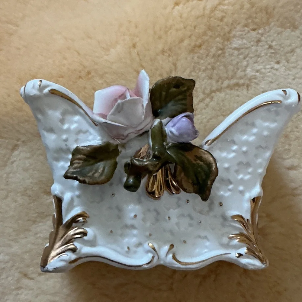 Lipper & Mann Mid-Century Porcelain Basket w/ Flowers & Gold Leaf Accents